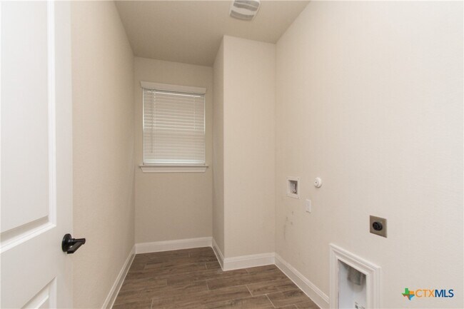 Building Photo - 250 Sugar Cane Rd