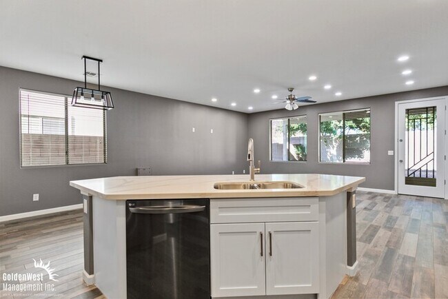 Building Photo - Stunning 4Bdm 3Ba Home with Modern Features in Waddell!