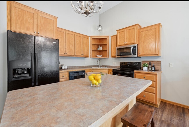 Building Photo - 3183 Frontier Dr