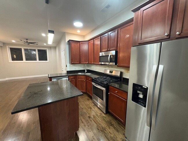 Building Photo - Spacious 2BD/2BA w/ High Ceilings + Modern...