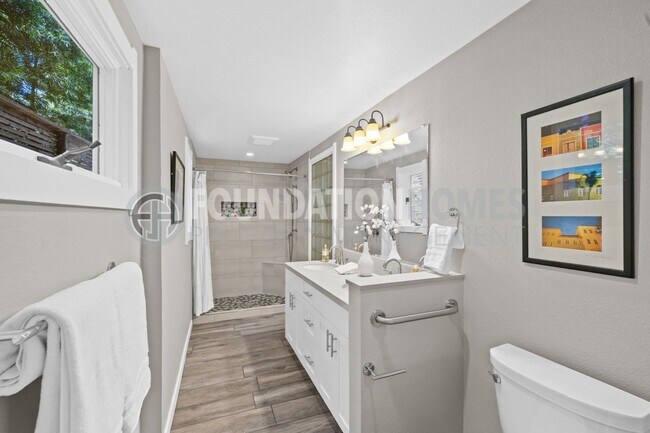 Building Photo - Charming 3 bed/2.5 bath in the heart of do...