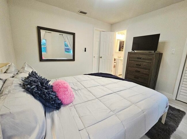 Building Photo - 719 Briggs St