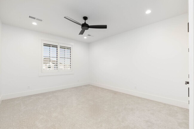 Building Photo - Gorgeous 5 bed 3.5 bath in Desert Canyons