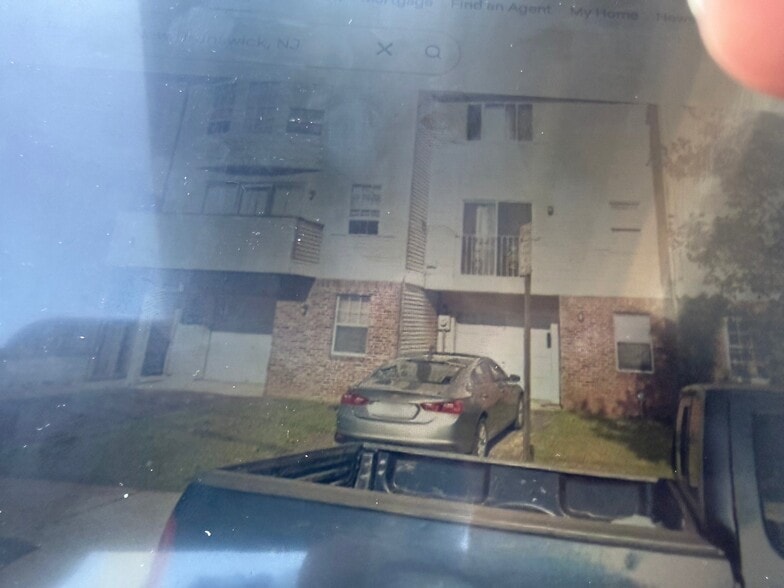 Building Photo - 77B Carman St