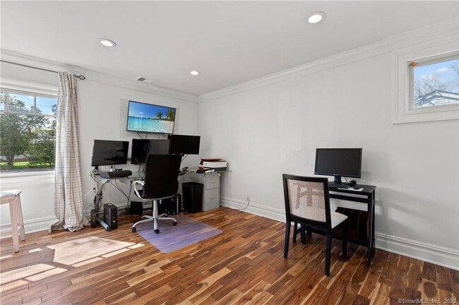 Building Photo - 80 Soundview Dr