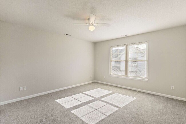 Building Photo - Fantastic like new townhouse in Suffolk