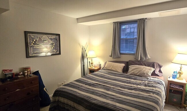 Building Photo - 4215 N Sheridan Rd