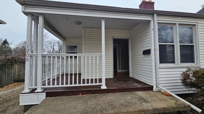 Building Photo - Great Location! Available NOW!