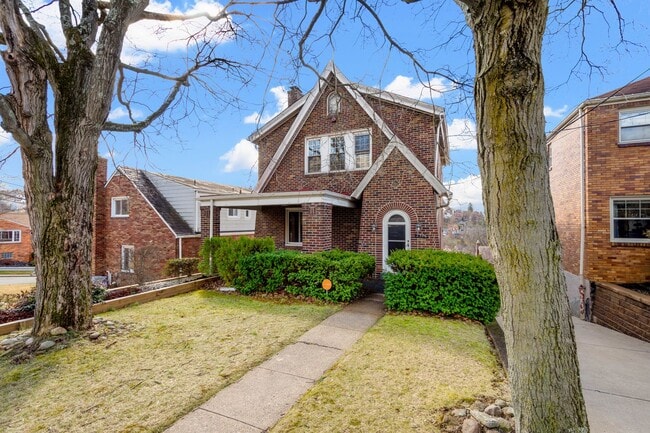 Building Photo - Beautiful 3 Bedroom House in Carrick Available May 1!