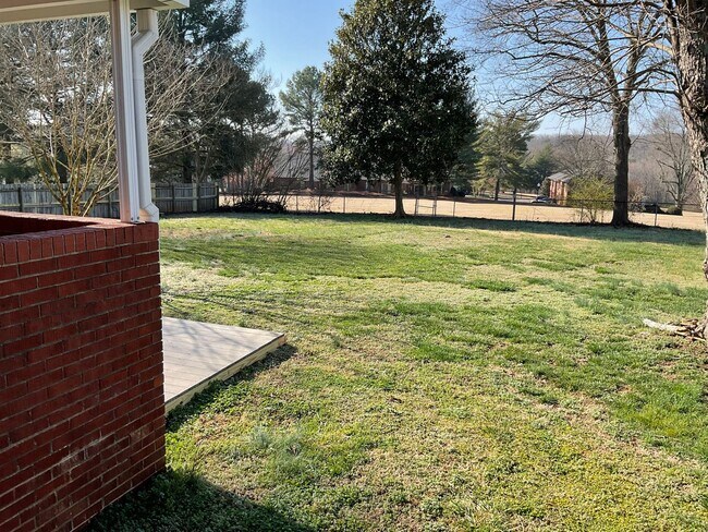 Building Photo - 1804 Country Club Rd