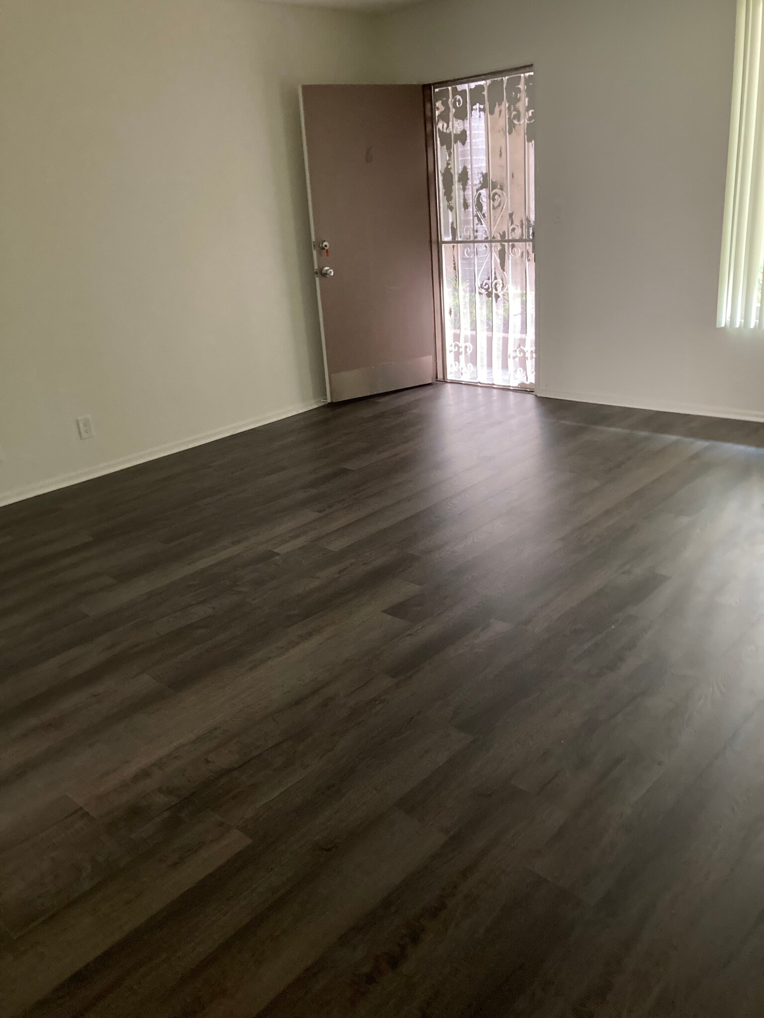 SINGLE MAIN ROOM - 10535 National Blvd