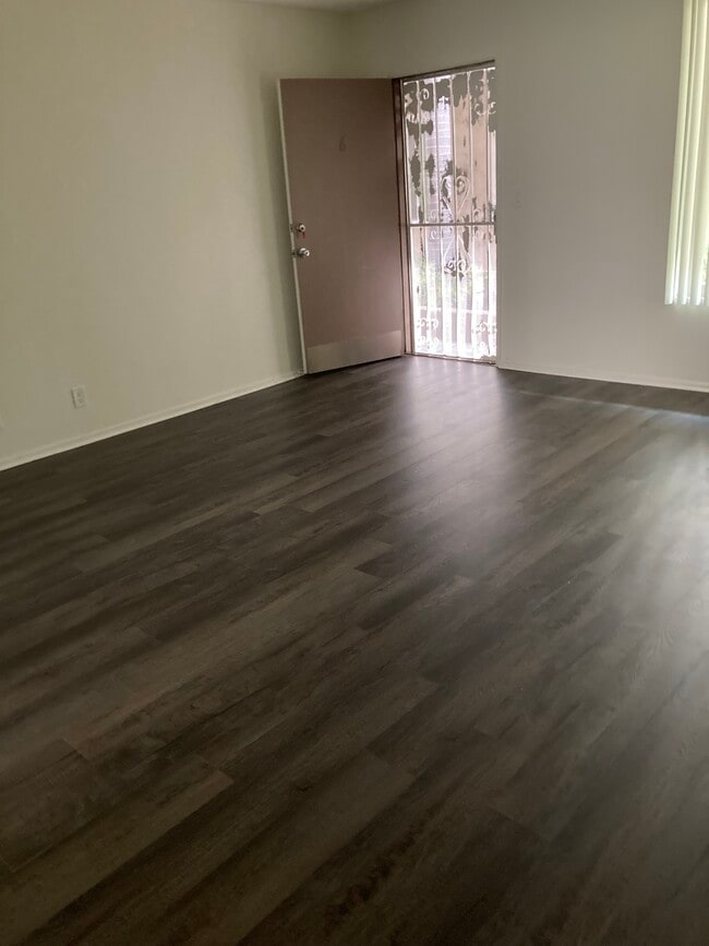 SINGLE MAIN ROOM - 10535 National Blvd