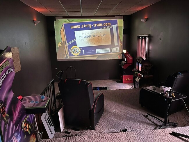 Building Photo - 220 W 7th Ave