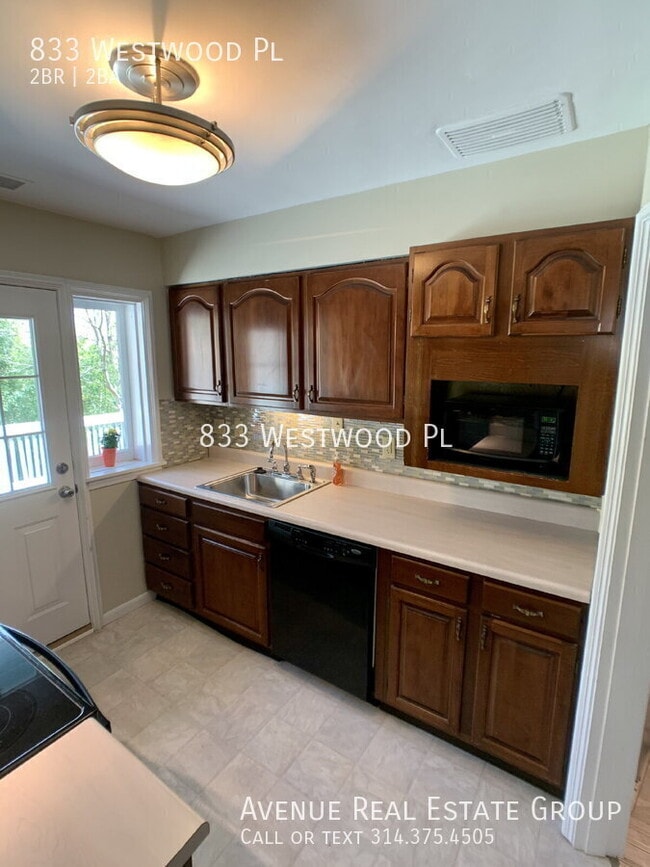 Building Photo - 833 Westwood Pl