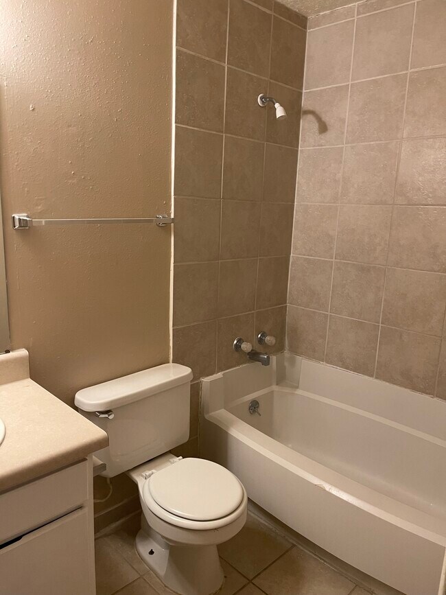 Building Photo - 224 Estancia Dr NW