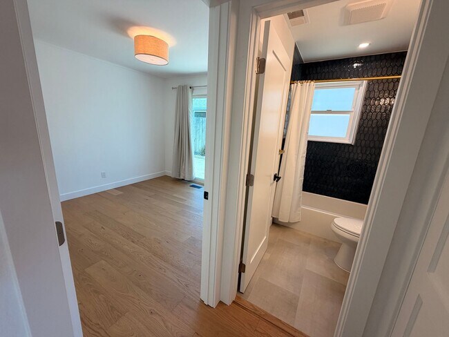 Building Photo - Spacious 4 Bedroom/2Bathroom Home in South San Francisco!