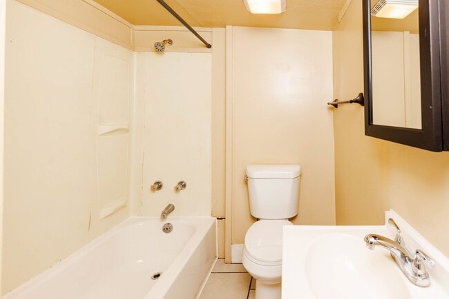 Building Photo - 4 Bedroom in West End