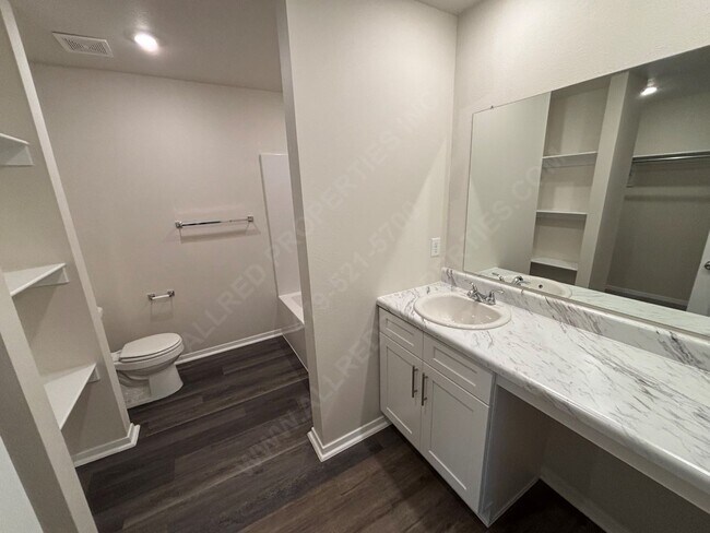 Building Photo - Move in special $300.00 off 1st month's re...
