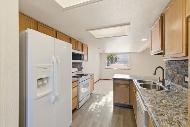 Building Photo - Deer Pointe Village Townhome Feautures 2 P...