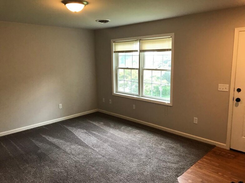 Building Photo - 640 S Oak St