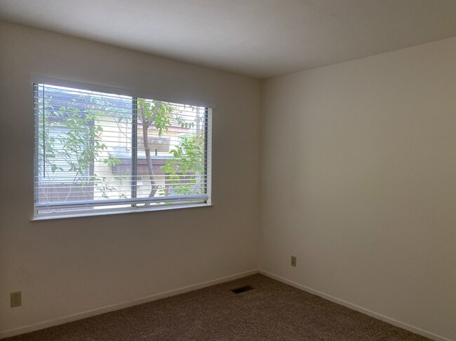 Building Photo - HUGE Charming 2BR/1BA Flat! Downtown! Laundry On-Site! Parking! -PROGRESSIVE