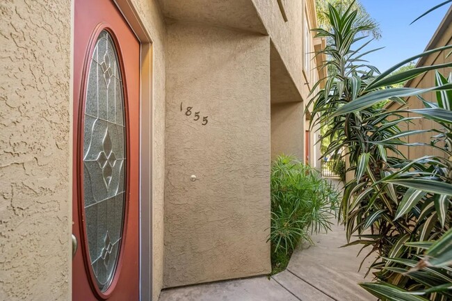 Building Photo - Stunning 2-Bedroom + Office Townhome with ...