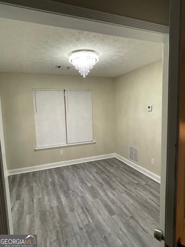 Building Photo - 1530 Pin Oak Ln SE