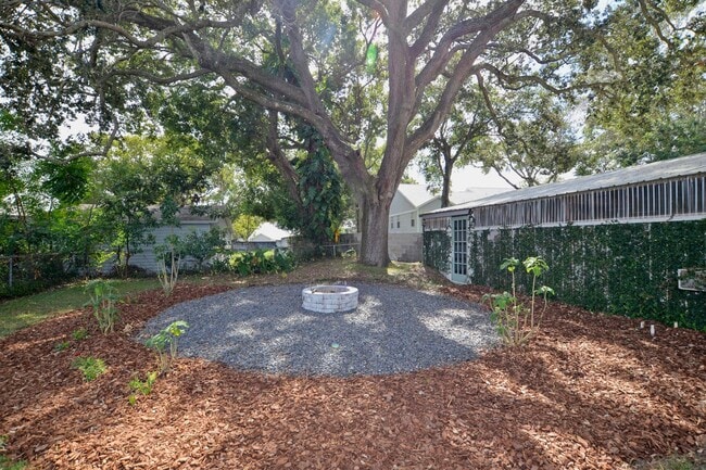 Building Photo - 4 bed 2 bath home