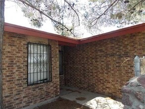 Building Photo - 504 E University Ave