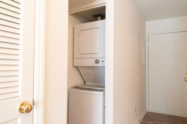 Building Photo - 4 bedroom 2 bath apartment with washer and...