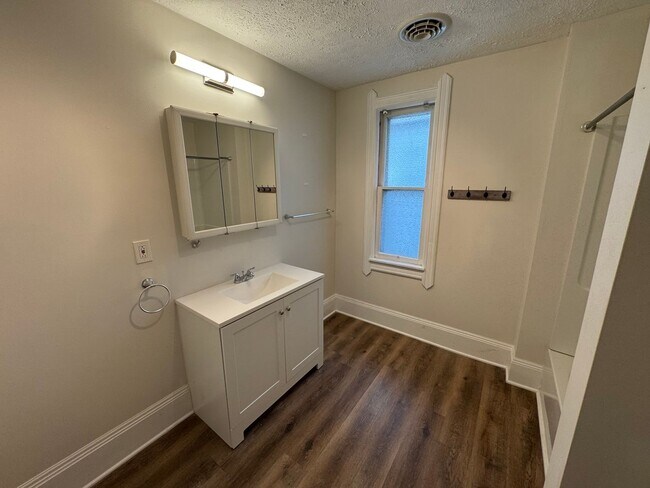 Building Photo - 2476 W 10th St