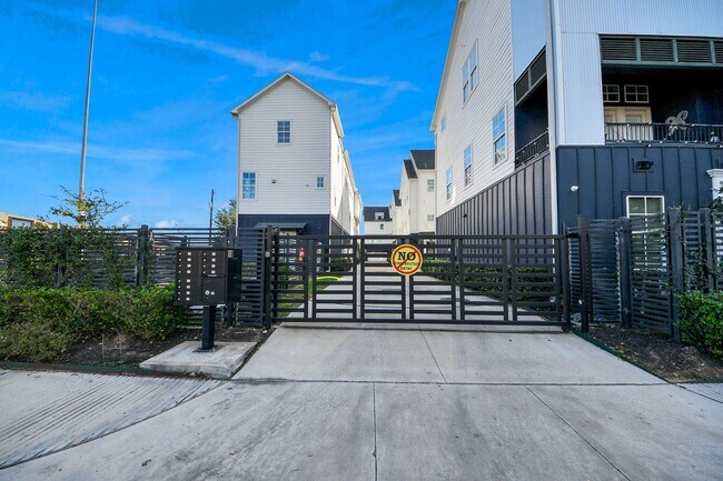 Building Photo - 826 Cage St