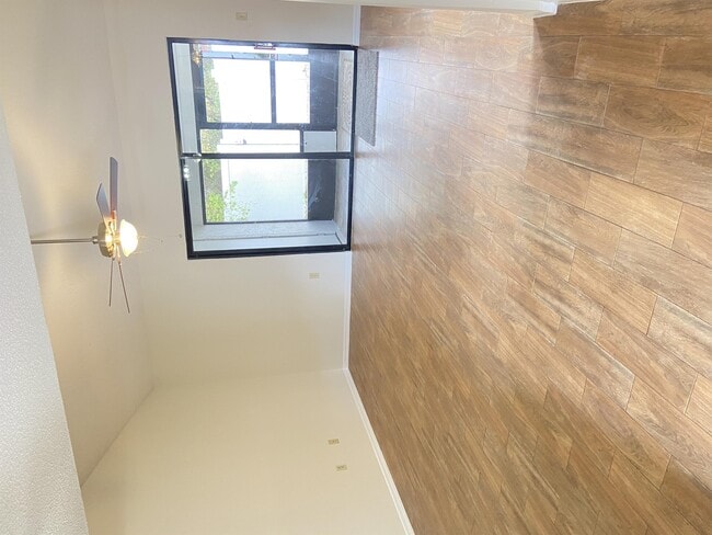 Building Photo - 5050 Ernst Ct