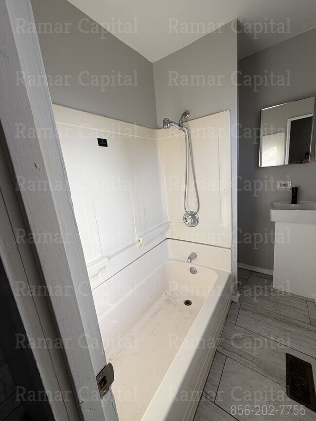 Building Photo - 714 Vine St