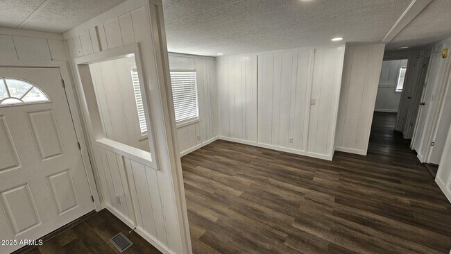Building Photo - 10981 N Faldale Rd