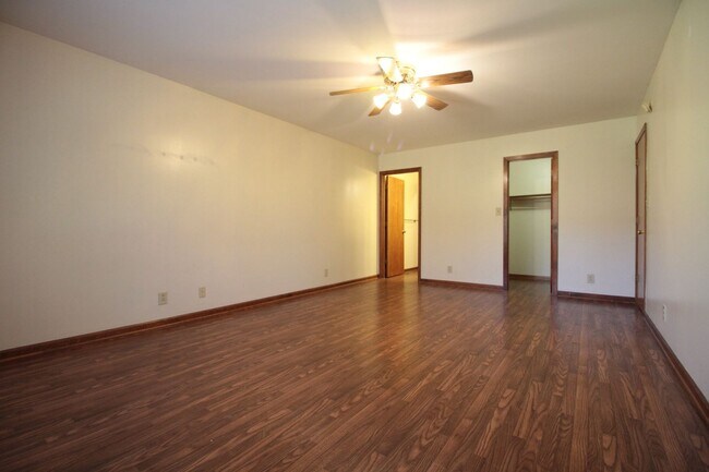 Building Photo - 205 Farmer Rd