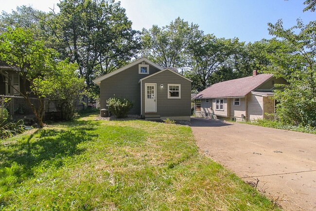 Building Photo - Beautiful remodeled 2 BR home