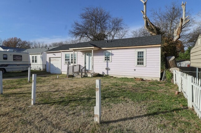 Building Photo - Beautifully Redone 3 Bedroom House! Available for Immediate Move in!