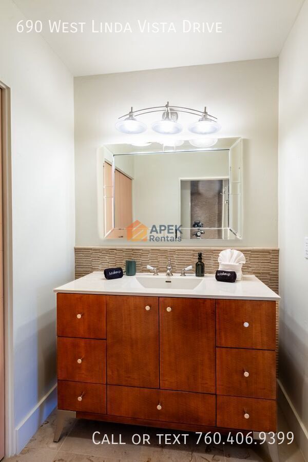 Building Photo - 690 W Linda Vista Dr