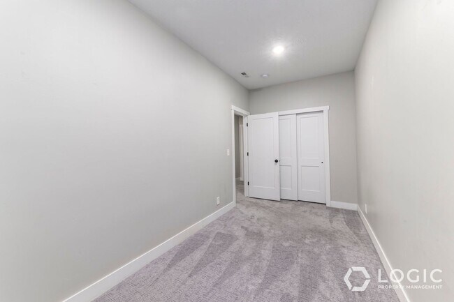 Building Photo - 935 W 200 N