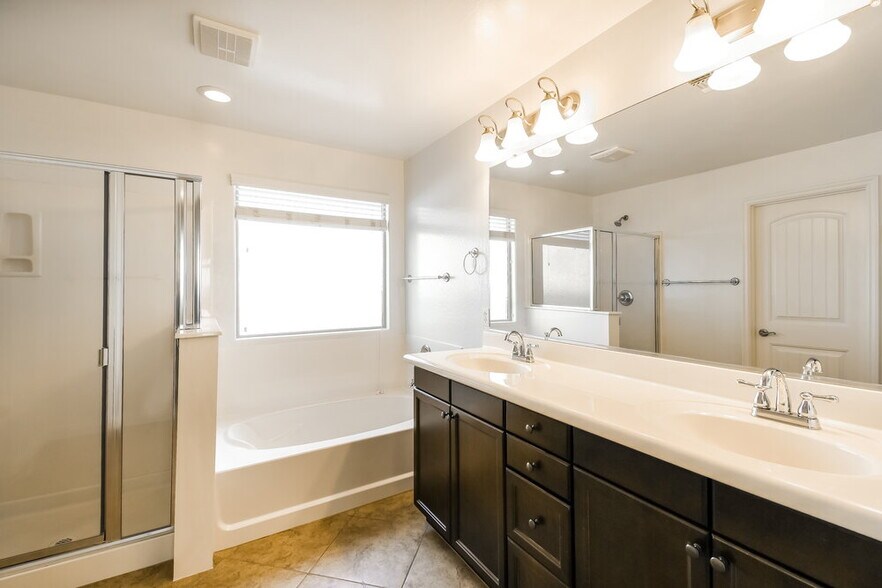 Building Photo - 3316 E Orchid Ln