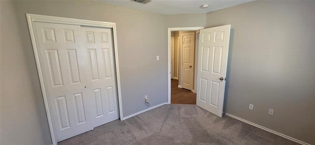 Building Photo - 204 Quail Hollow Dr