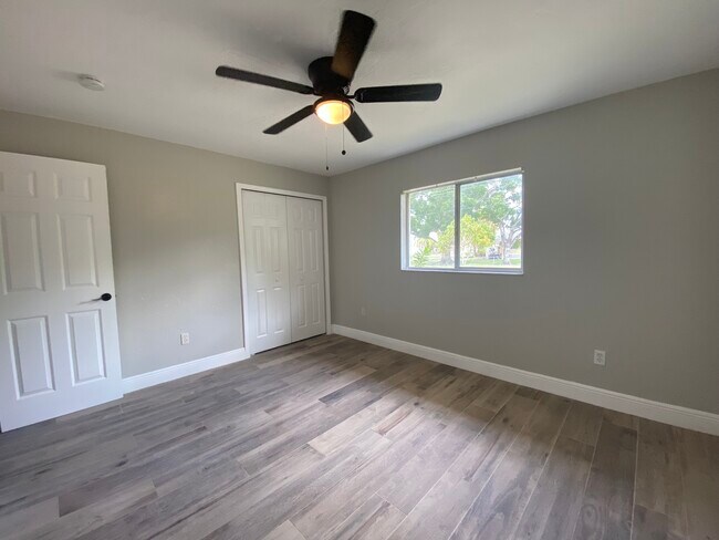 Building Photo - 2210 Marilyn Ln