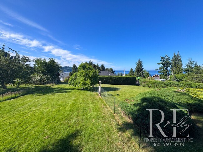 Building Photo - Coastal 3-Bed Home with Stunning Puget Sou...