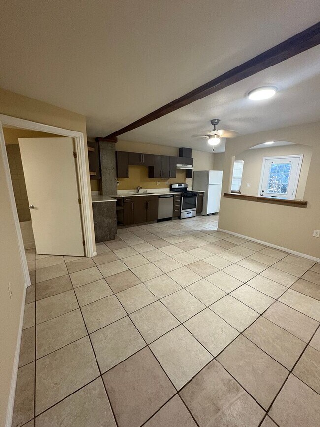 Building Photo - 377 Douglas St