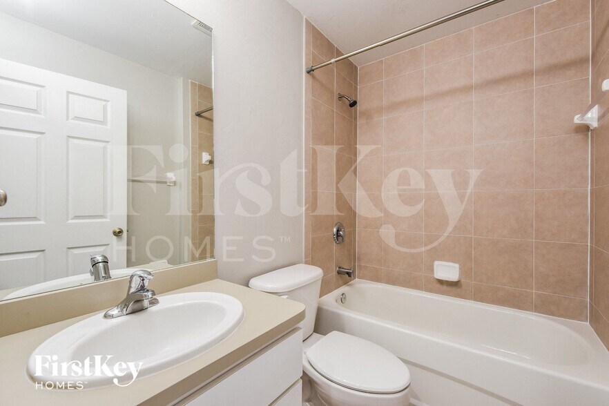 Building Photo - 2547 SW 3rd Pl