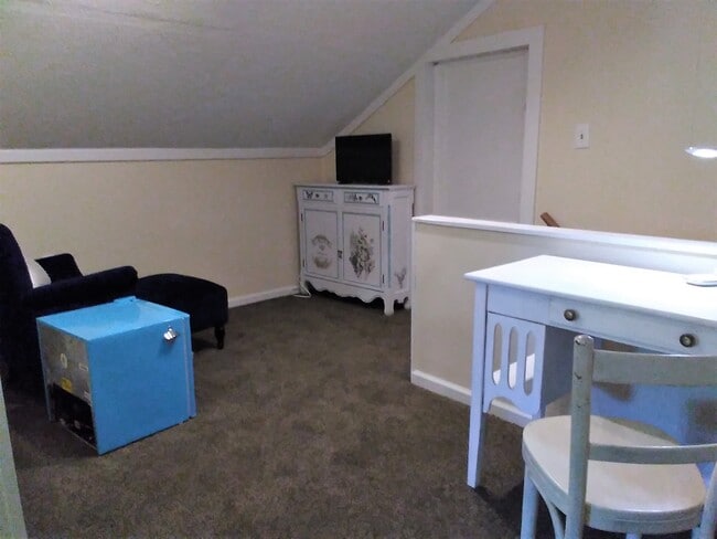 Building Photo - 707 Columbus Dr