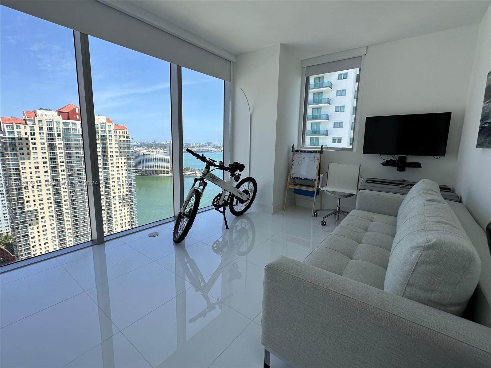 Building Photo - 1300 Brickell Bay Dr