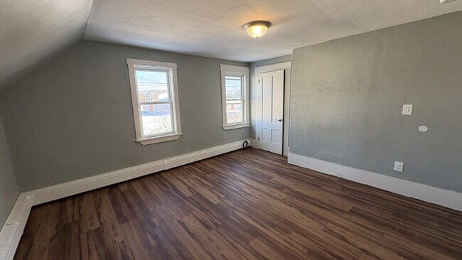 Building Photo - 3 Bed, 1 Bath, plus TWO Bonus Rooms in Rochester!