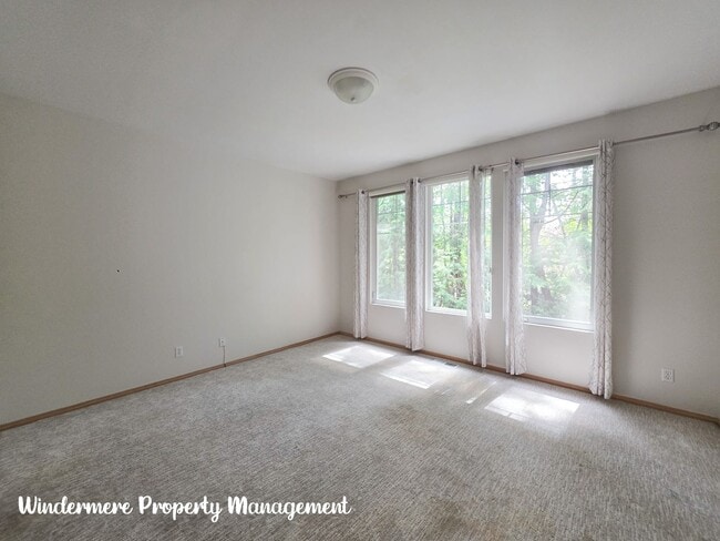 Building Photo - Bright and Spacious, Conveniently located ...